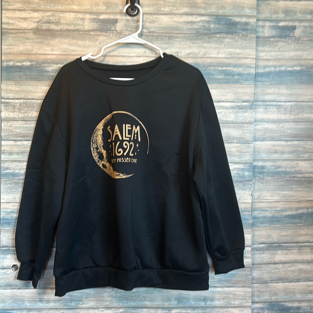 Sweatshirt black with gold letters